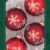 Weihnachtskugeln Christbaumkugeln 4er Pack Kugeln rot mit Schneesternen mundgeblasener Baumschmuck aus Glas mit Ø ca. 6,5 cm - 