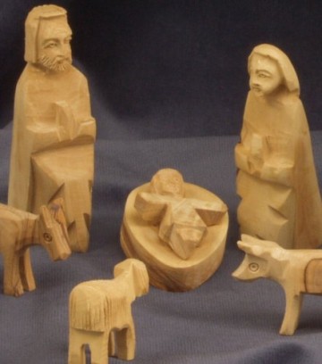 KINDERKRIPPE 11-teilig. Krippenfiguren in Bethlehem handgeschnitzt aus Olivenholz. Höhe der stehenden Figuren circa 9 cm. - 2