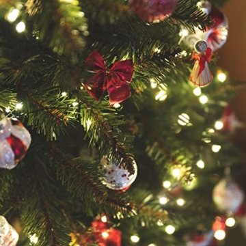 FairyTrees künstlicher Weihnachtsbaum Kiefer, Natur-Weiss beschneit, Material PVC, echte Tannenzapfen, inkl. Holzständer, 180cm, FT04-180 - 4