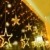 Quntis 138 LEDs 2m 12 Sterne Lichterkette Sternenvorhang Warmweiß, Erweiterbare Weihnachtsbeleuchtung Innen Fenster, IP44 Lichtervorhang Strombetrieb Außen, 8 Modi Weihnachtsdeko für Zimmer Balkon - 1