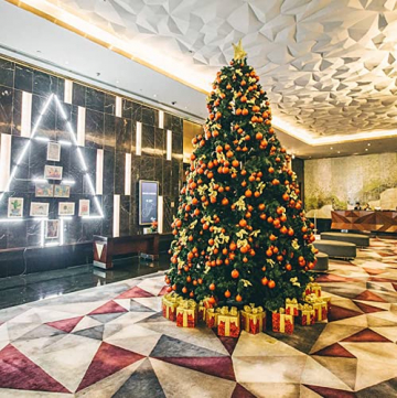 PJDOOJAE Weihnachtsbaum Künstliche Weihnachtsbaumzweige Mit Metallständer Zur Dekoration, Weihnachtsbaum Hoteldekoration 2,1 M Weihnachtsbaum 2,4 M Große Haushaltspuderfreie PVC-Tasche - 3