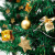 Winthai Weihnachtsbaum 60cm Weihnachtsbaum Künstlich Klein, Mini Weihnachtsbaum mit Beleuchtung LED, Goldene Blume, Baumschürze, Tannenzapfen, Stern, usw. Tisch Tannenbaum Weihnachten Deko für Büro. - 4
