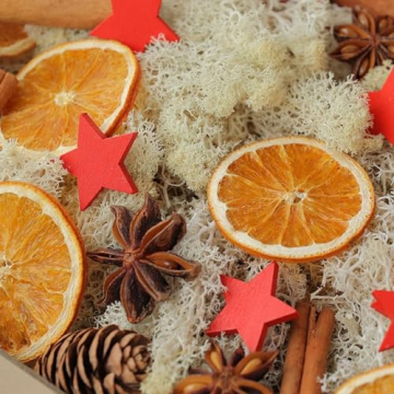 YUNSTK 67 Stück Weihnachtskranz Deko Potpourri Weihnachten, Weihnachtsdeko Adventskranz mit Tannenzapfen, Zimtstangen, Getrocknete Orangenscheiben, Sternanis, Juteschnur, Moos, und Pentagramm - 4